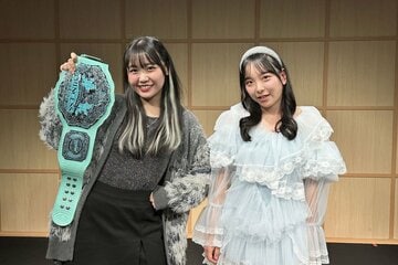 調印式に出席した鈴芽（左）と高見汐珠