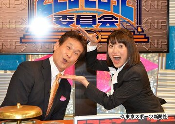  辛坊氏（左）と秘書を務める黒木アナ