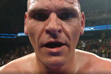 ジョン・シナにメッセージを送る「皇帝」グンター（©AbemaTV, Inc.）