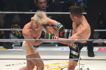 神龍誠(左)に強烈なミドルを入れる堀口恭司