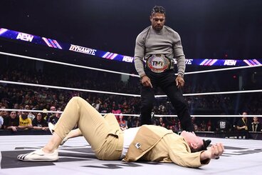 ヒールになったケビン・ナイト(上)は盟友マイク・ベイリーをKOして決別(©All Elite Wrestling)