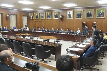 参議院の委員会室で審議が再開された