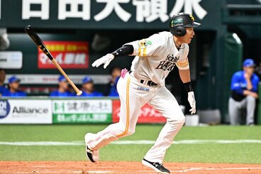 4回、勝ち越し適時打を放つソフトバンク・柳田