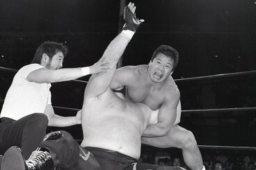 ベイダーをドラゴンスリーパーで捕らえる藤波辰巳(辰爾)