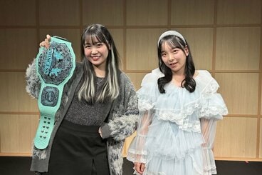 調印式に出席した鈴芽（左）と高見汐珠