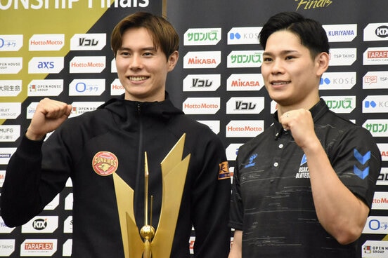 高橋藍(左)と西田有志