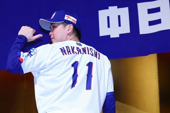 背番号「１１」を披露した中西聖輝