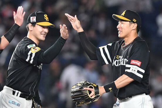 日本ハム入りした有原航平(左)とは、来季からライバルとなるソフトバンク・柳田悠岐