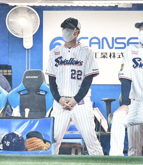 試合を見守るヤクルト・高津監督