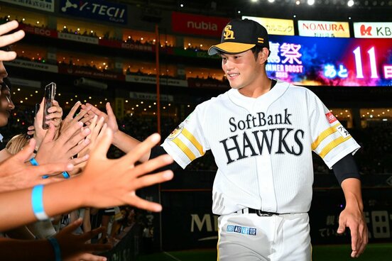 試合後、ファンとタッチするソフトバンク・山本恵大