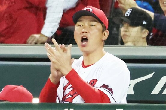 ベンチから檄を飛ばす広島・新井監督