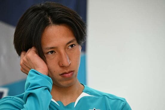 インタビューをうける松岡大起