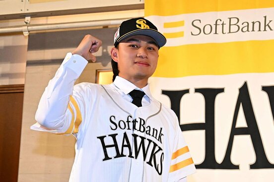 入団会見でポーズを決める徐若熙