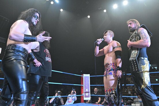 綾部蓮(左から３人目)、タロース(右端)の世界タッグ王者に、挑戦表明した斉藤ブラザーズのジュン(左端)とレイ