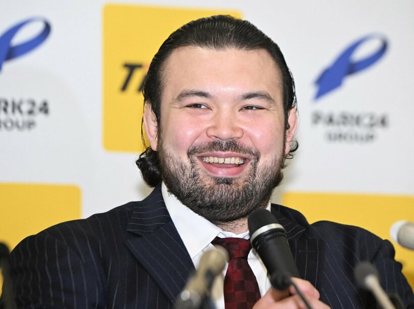 引退会見で笑顔を見せたウルフ・アロン