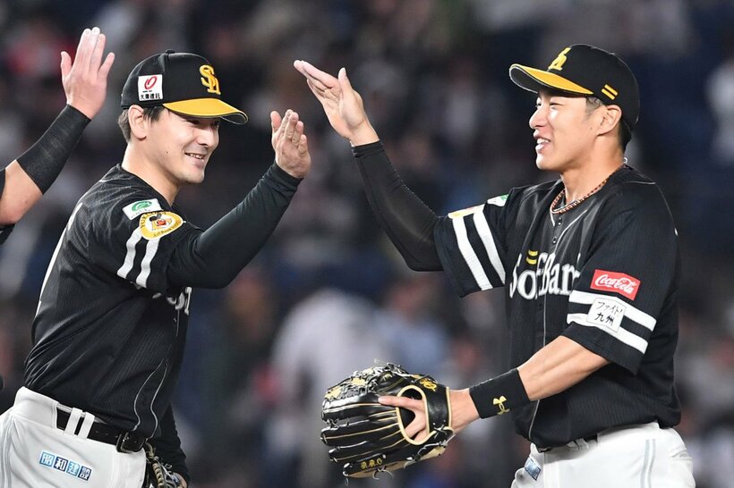 日本ハム入りした有原航平(左)とは、来季からライバルとなるソフトバンク・柳田悠岐