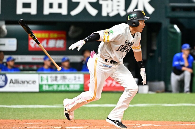 4回、勝ち越し適時打を放つソフトバンク・柳田