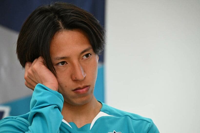 インタビューをうける松岡大起