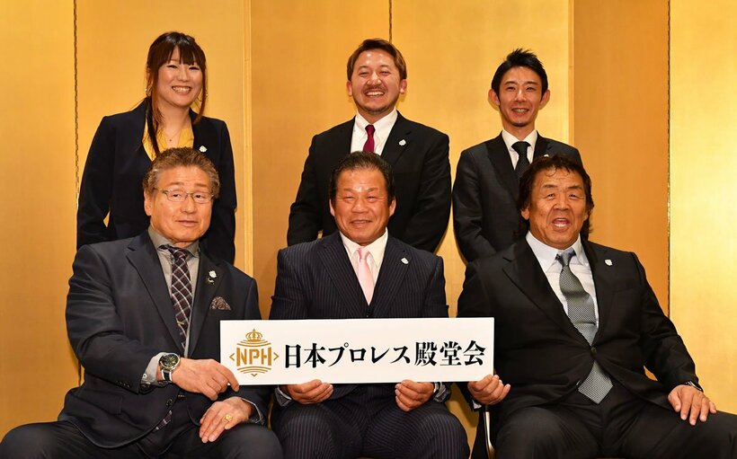  日本プロレス殿堂会は２０年２月に発足した（下段左から）天龍源一郎、藤波辰爾、長州力、（上段左から）嶋田紋奈、藤波怜於奈、池野慎太郎