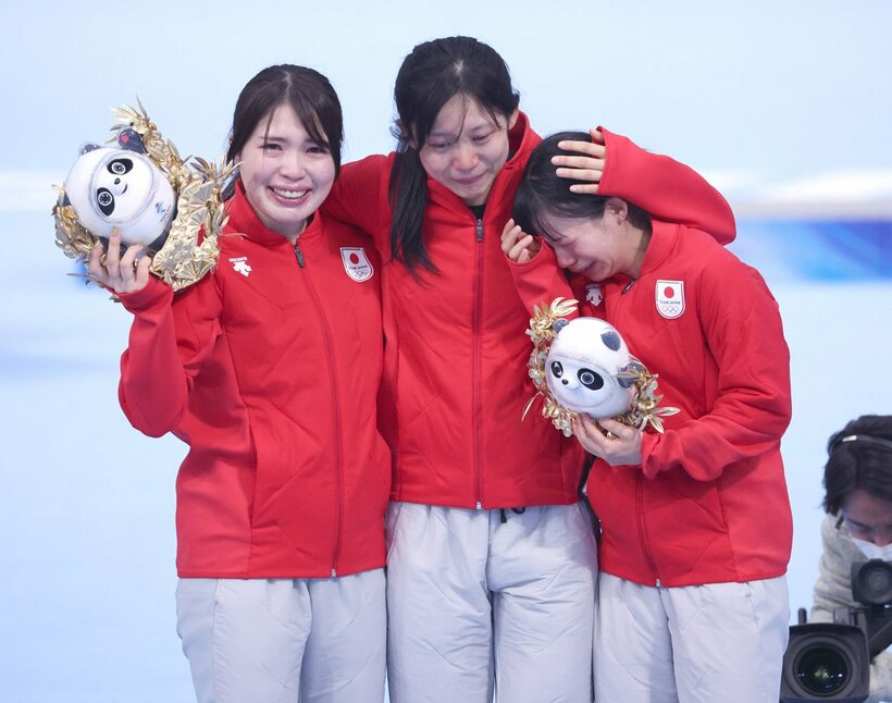  高木菜那(右)は表彰台でも涙が止まらなかった（東スポWeb）