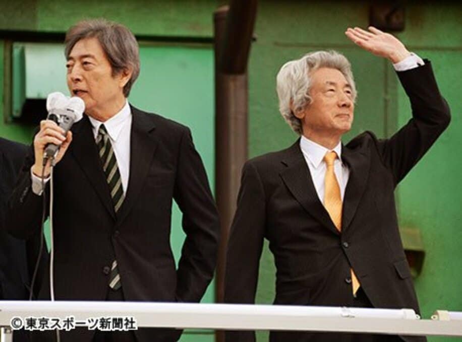 元首相コンビで船出した細川氏（左）と小泉氏