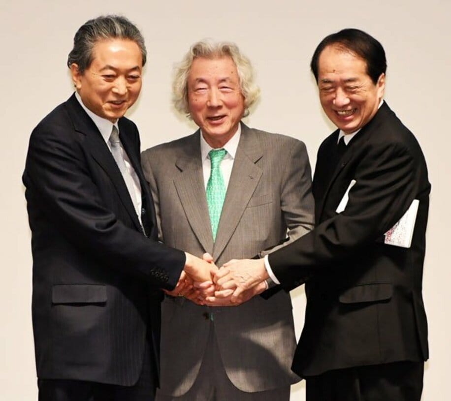  笑顔で握手をする（左から）鳩山元首相、小泉元首相、菅元首相