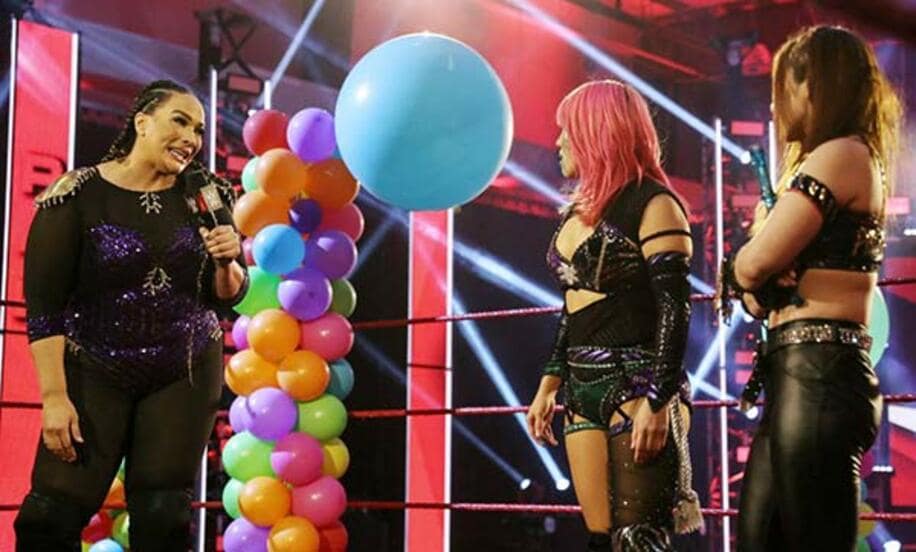  アスカ（中央）とカイリ（右）の祝賀会をぶち壊したナイア（C）2020　WWE,　Inc.　All　Rights　Reserved.