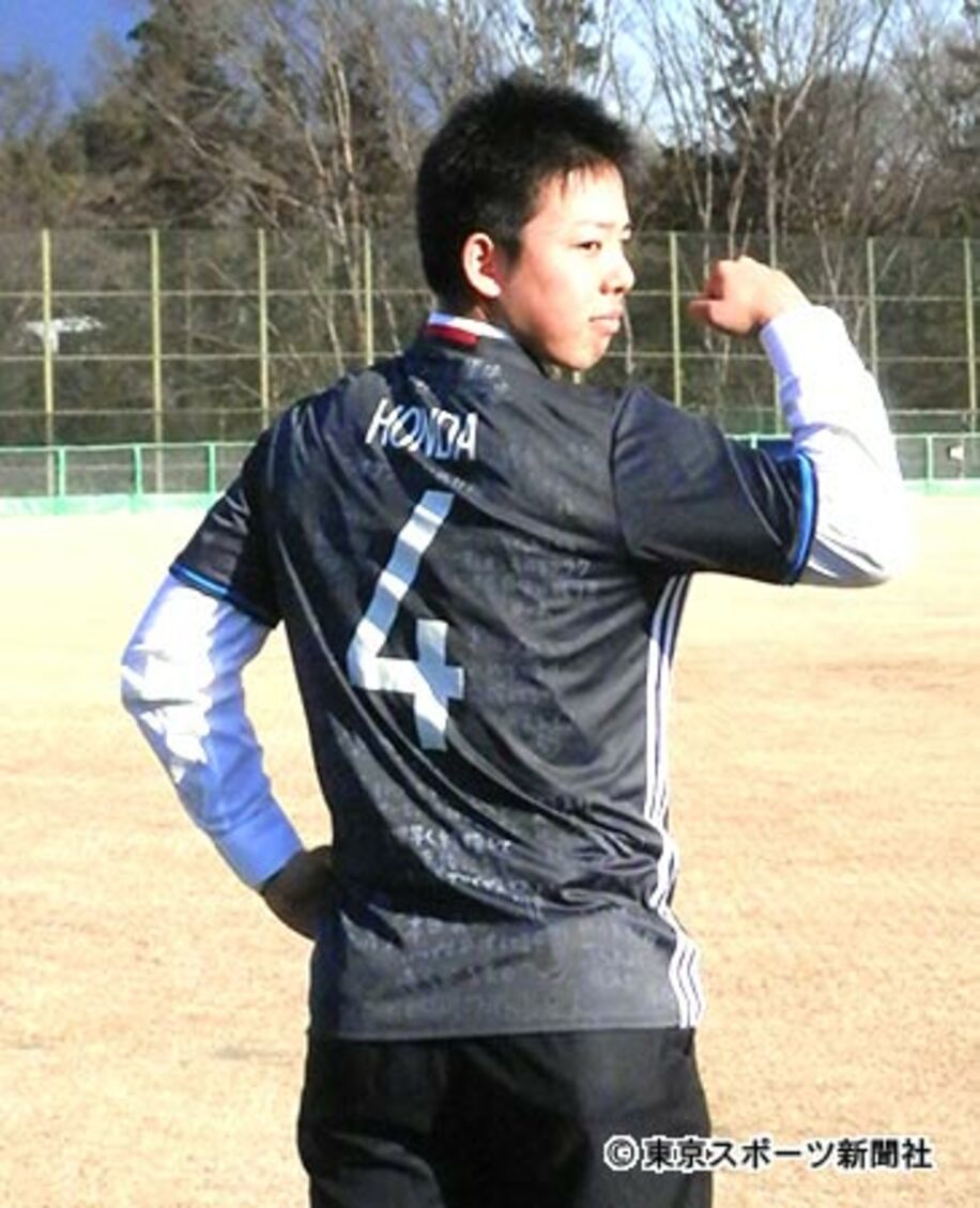 本田のユニホームに袖を通した西武のドラ６・本田圭佑投手