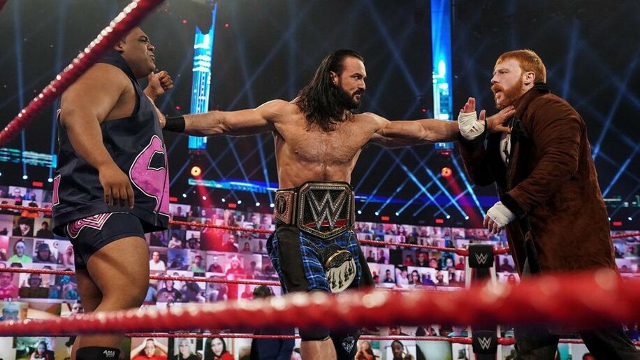  リー(左)とシェイマス(右)をなだめるマッキンタイア(©2020 WWE, Inc. All Rights Reserved.)