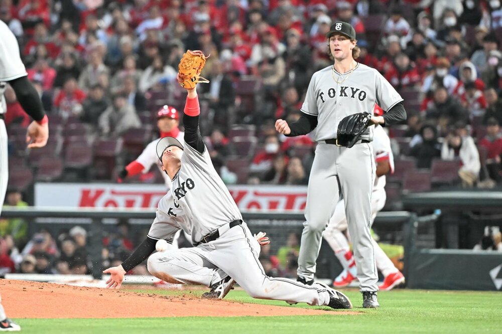 3回、モンテロの打球を落球した増田陸。右はウィットリー