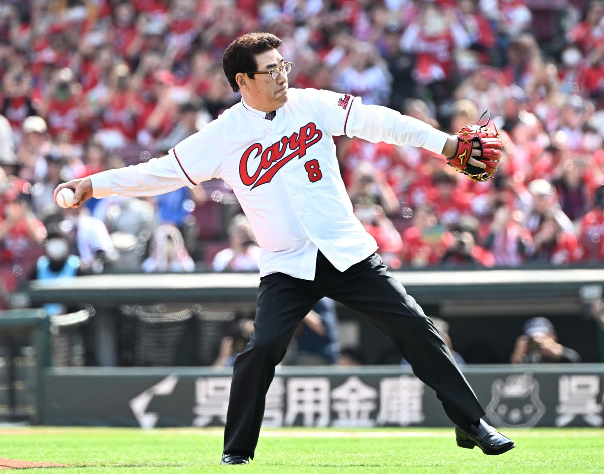 写真：【セCS】山本浩二氏の始球式に鈴木誠也が打席へ「緊張しました
