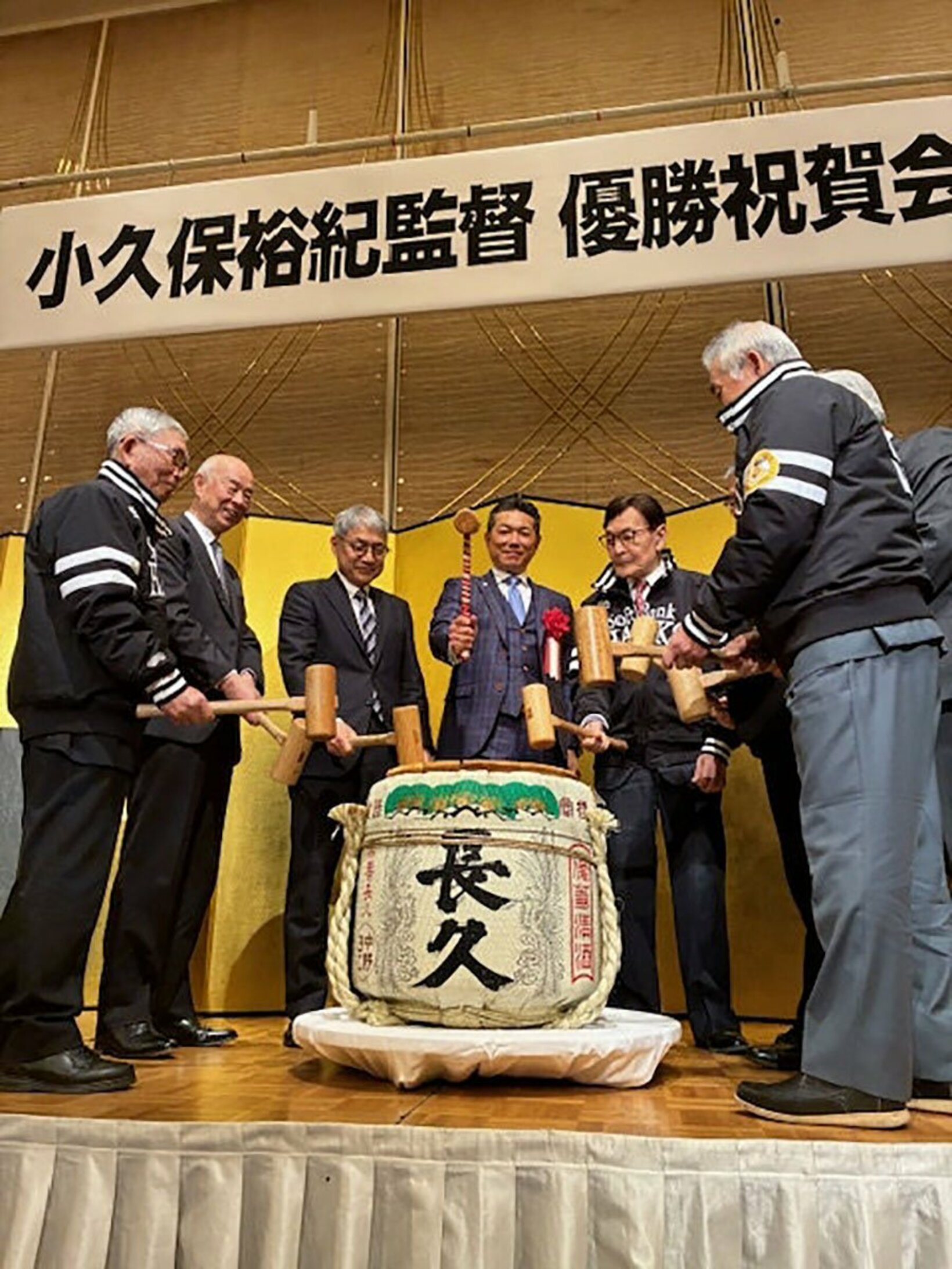 激励会で鏡開きをするソフトバンク・小久保監督(中)