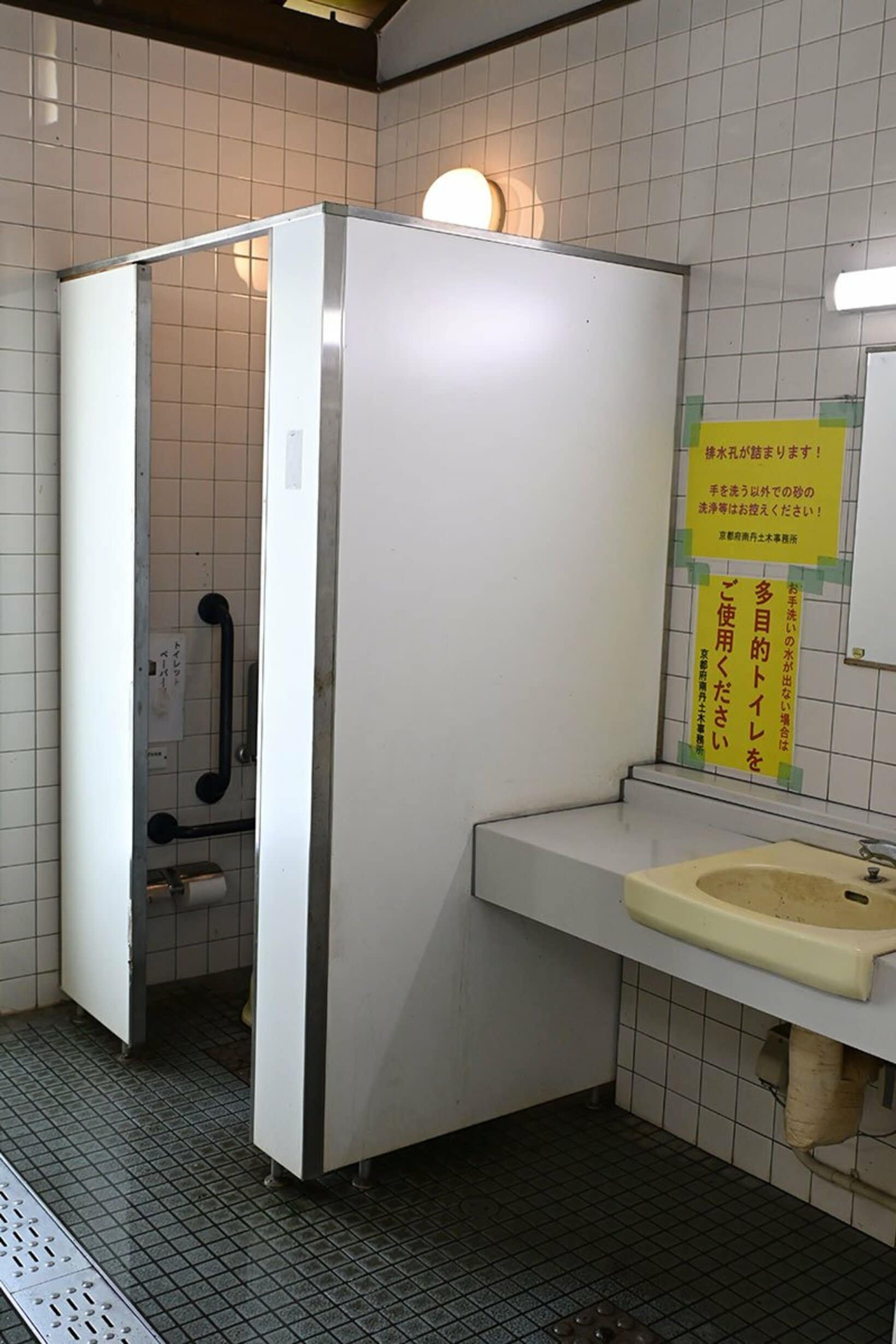るり渓の公衆トイレ内部(写真は男子トイレ)