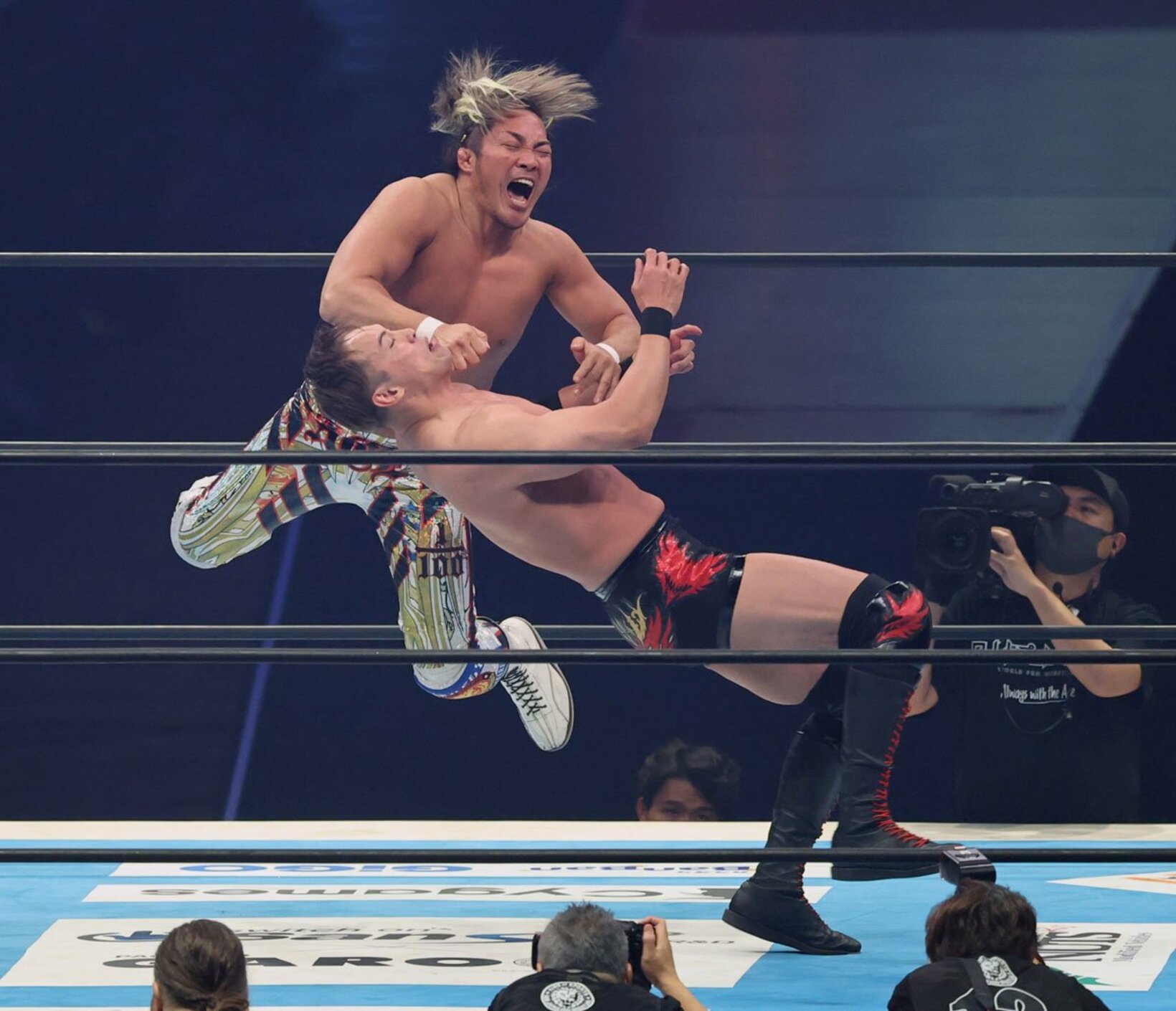 オカダ・カズチカにスリングブレイドを決める棚橋弘至