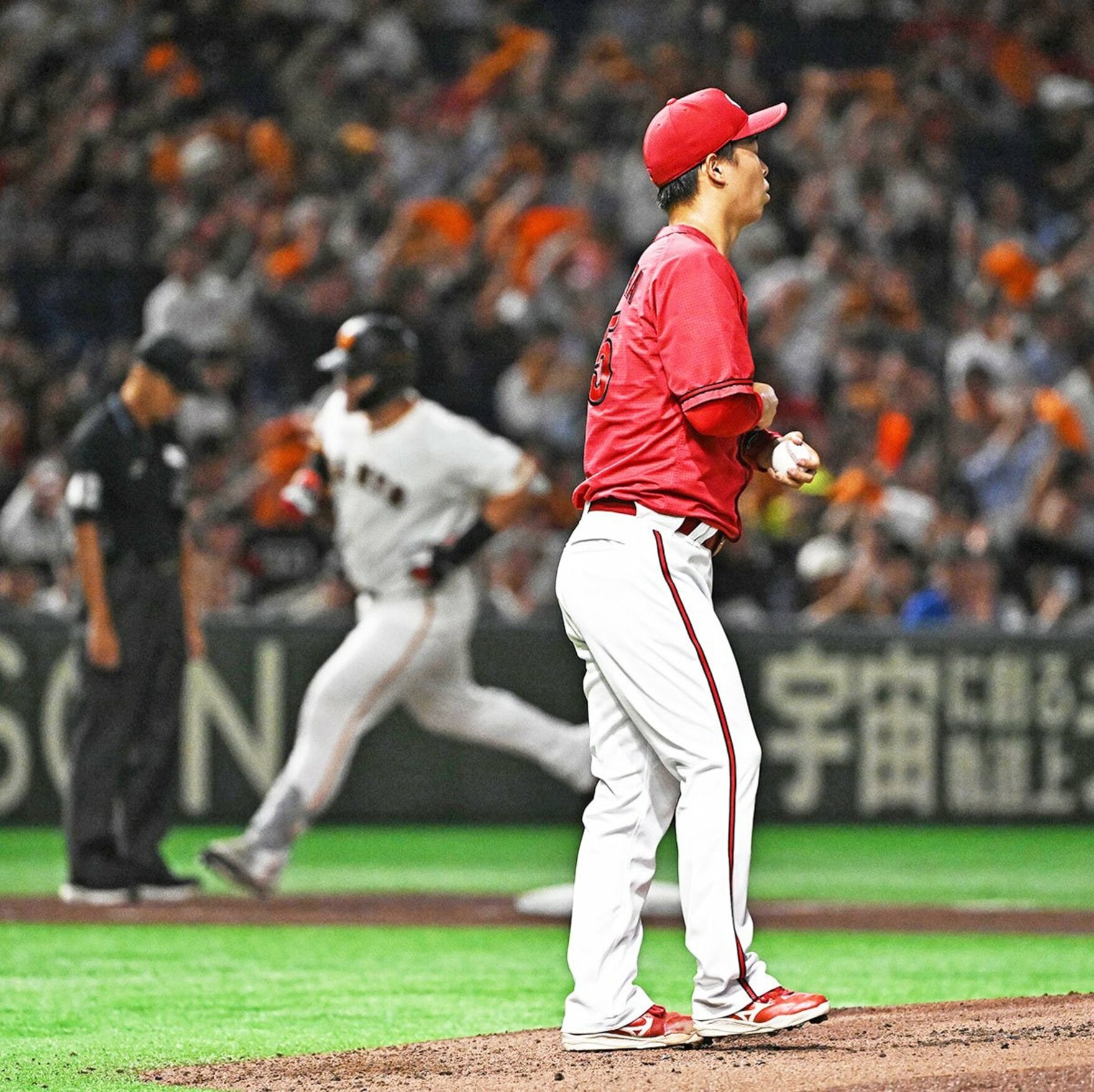 ４回、巨人・リチャード(左)に先制２ランを浴びた広島・玉村昇悟