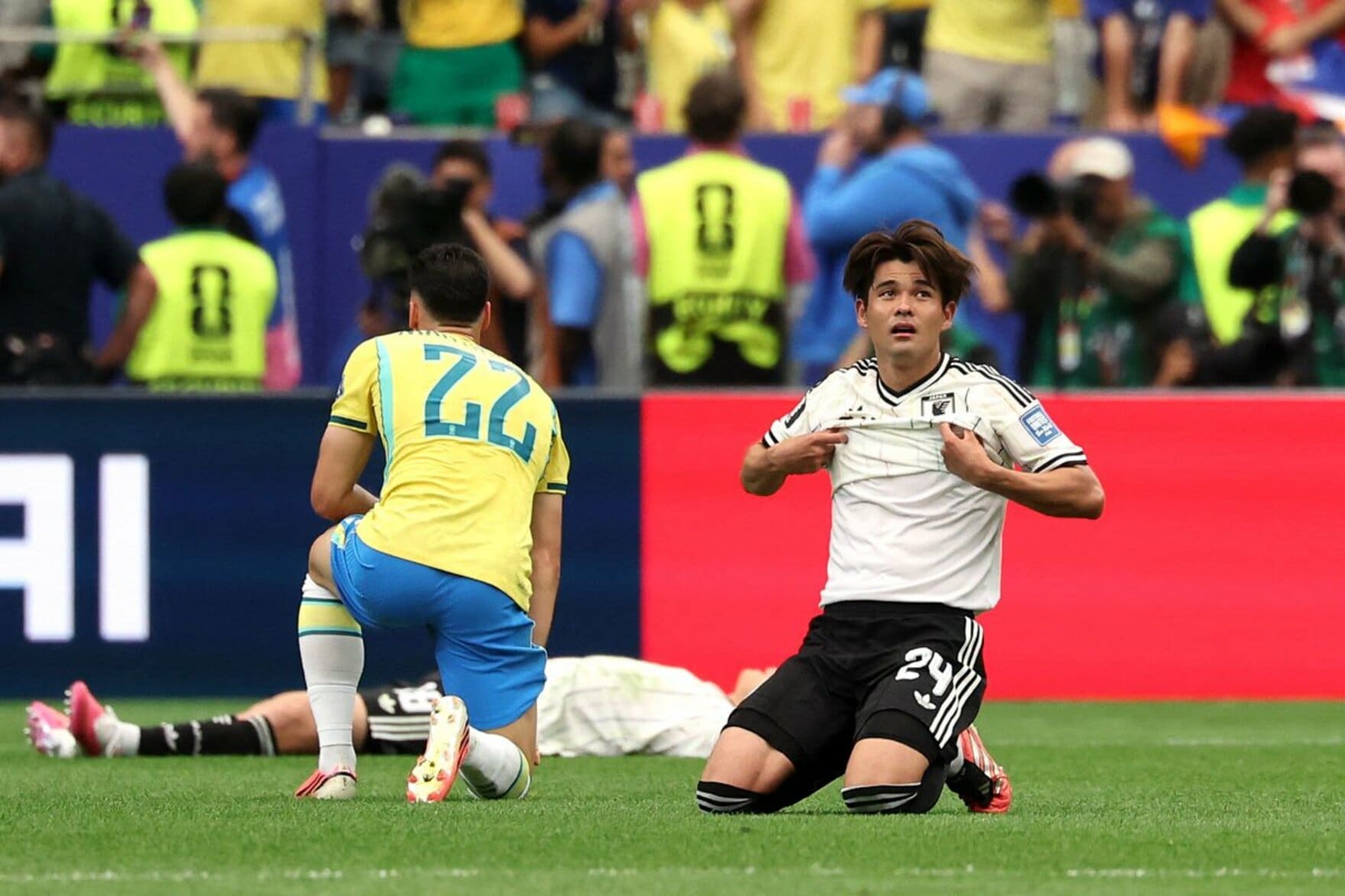 試合が終わり、ヒザから崩れ落ちたＭＦ佐野海舟（ロイター）