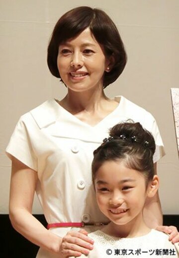映画の完成披露試写会に登場した女優・沢口靖子（左）と子役の岩崎未来