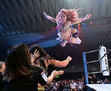 場外のメーガン・ベーン(左)に捨て身の攻撃を浴びせる中野たむ