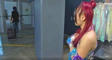 スーツケースを転がし、去っていくアスカ(左)を見守るイヨ・スカイ（©AbemaTV, Inc.）