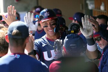 チームメートとハイタッチする主将のアーロン・ジャッジ（ロイター）