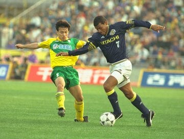 Ｊ１柏でも活躍したミューレル氏（右＝1995年）