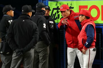 試合終了後、審判団に説明を求める広島・新井監督（右から２人目）と藤井ヘッド（右）