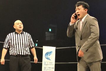 商談（試合）中にかかってきた電話に出る新橋二郎（右）