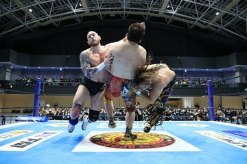 「WAR　BLASTER」を決める辻陽太（右）とゲイブ・キッド（左）