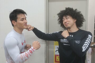 山崎賢人（右）と太田海也がガチンコ勝負を演じる