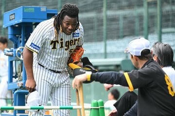岡田監督（手前）にあいさつするミエセス