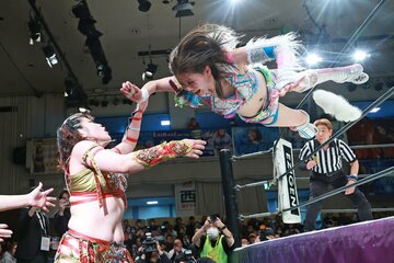 林下詩美めがけて飛ぶ岩谷麻優