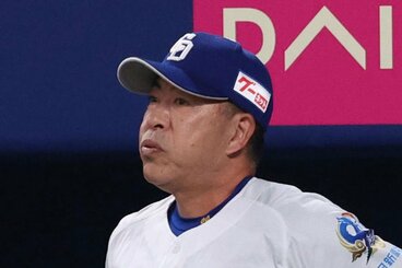 渋い表情の中日・井上監督