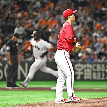 4回、巨人・リチャード(左)に先制2ランを浴びた広島・玉村昇悟