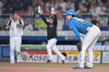 10回、サヨナラタイムリーを浴びた日本ハム・清宮虎(右)